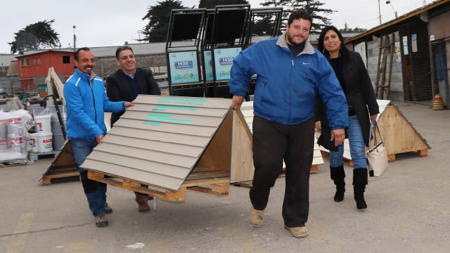 Coquimbo: Entregan casitas para cobijar del frío y la lluvia a perros callejeros