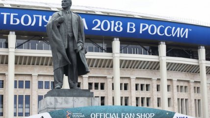Trabajadores afinan detalles en el Estadio Luzhniki para la inauguración del Mundial