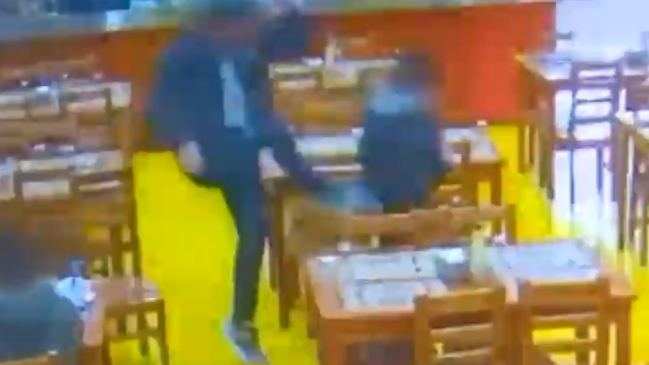 Captan brutal golpiza a un niño en restaurant en Santiago