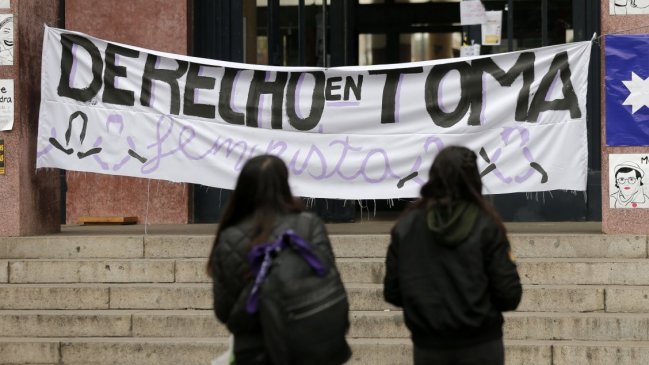 Estudiantes movilizadas de Derecho de la U. de Chile criticaron a Harasic tras renuncia