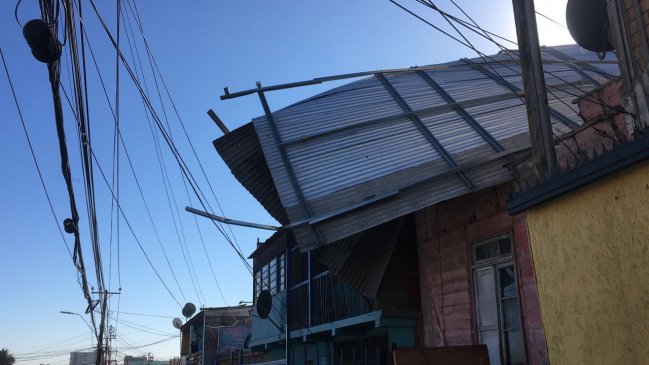 Antofagasta: Techumbre se desprendió y dañó a dos inmuebles vecinos
