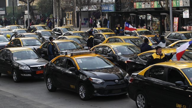 Taxistas protestan a un día de incidente entre chofer de Uber y un carabinero