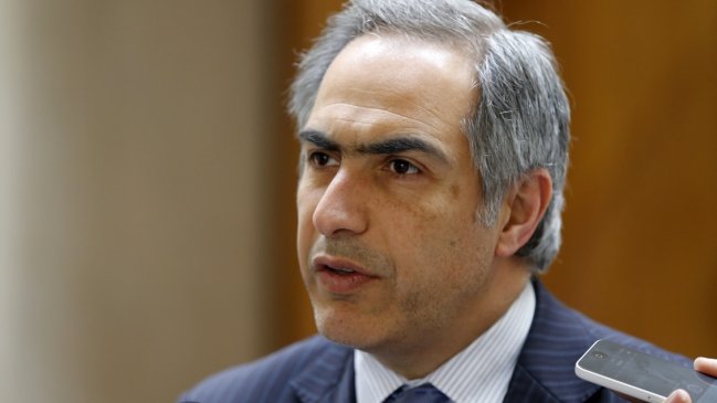 Francisco Chahuán evalúa acciones legales por filtración de críticas a Piñera y ministra