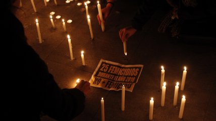   Feministas realizan velatón frente a La Moneda en rechazo a últimos femicidios 