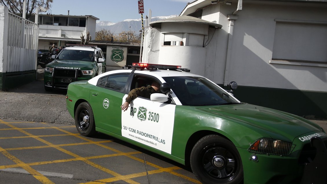 Dos carabineros lesionados tras choque de patrullas durante persecución en Santiago