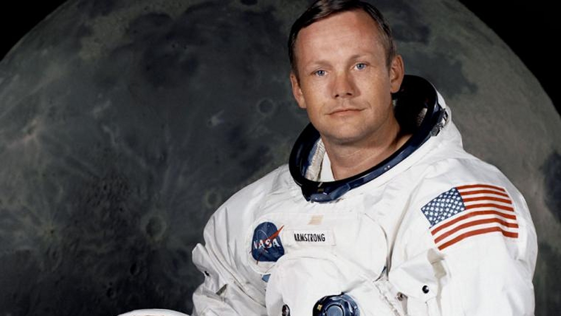 Demandan a la NASA por una muestra de polvo lunar regalada por Neil Armstrong