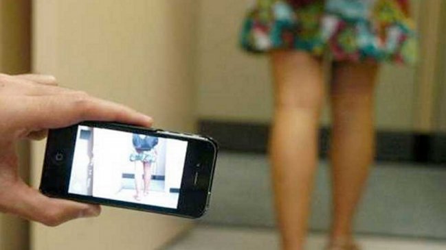 Sacar fotos por debajo de las faldas será delito sexual en Inglaterra