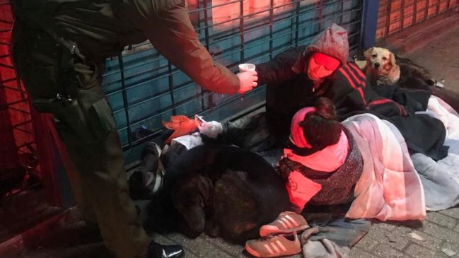 Patrulla de Carabineros entregó café y alimento a personas en situación de calle en Talca