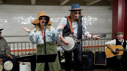 Christina Aguilera y Jimmy Fallon sorprendieron a pasajeros del metro