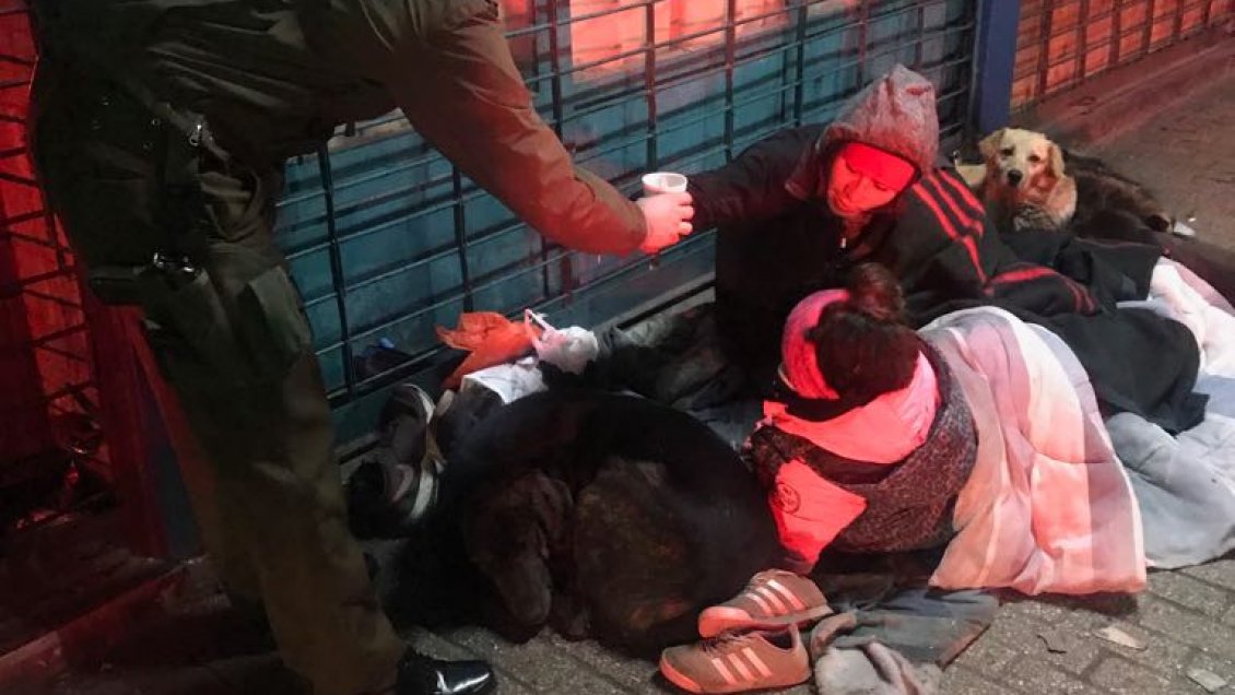 Patrulla de Carabineros entregó café y alimento a personas en situación de calle en Talca