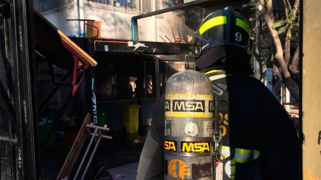 Incendio afecta a Liceo Amunátegui que está en toma