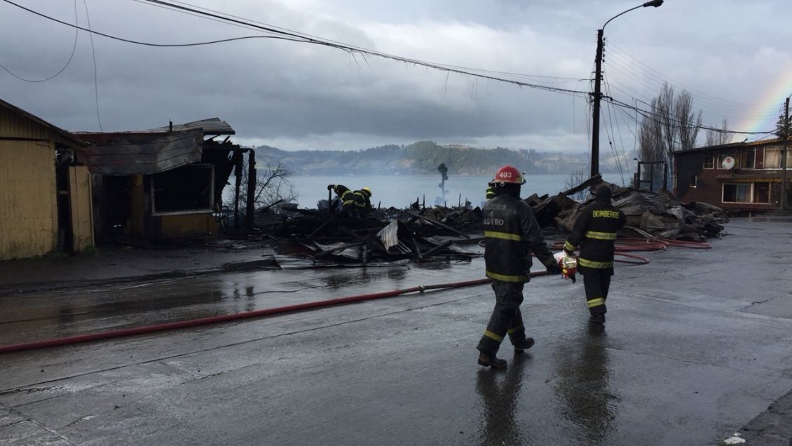 Cuatro viviendas destruidas y un fallecido dejó violento incendio en Castro