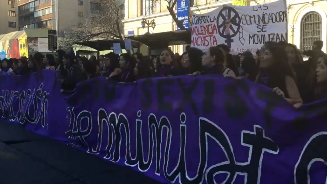 Marcha feminista: Estudiantes de la U. de Chile entregan petitorio al rector Vivaldi