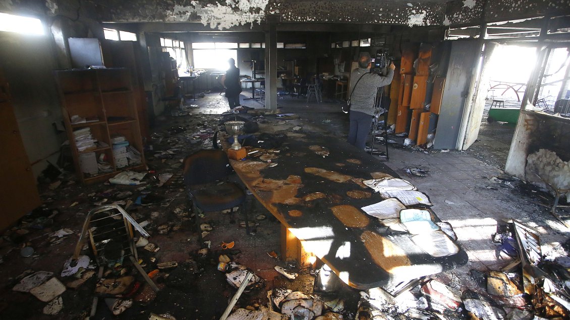 Liceo Amunátegui cerrará el semestre debido a toma que terminó en incendio