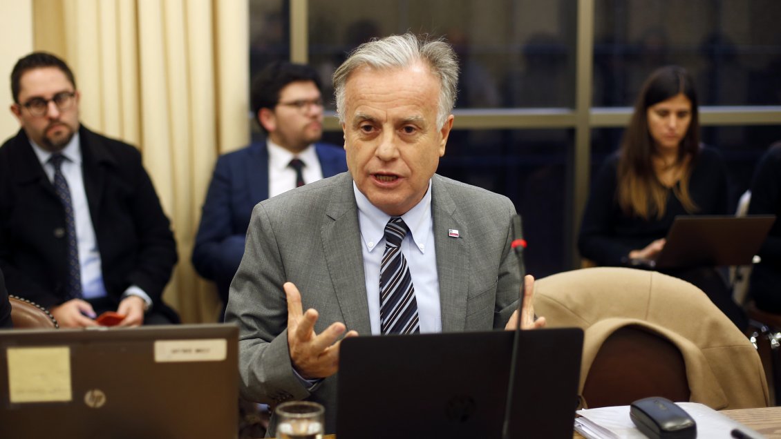 Comisión rechazó acusación constitucional contra el ministro Santelices