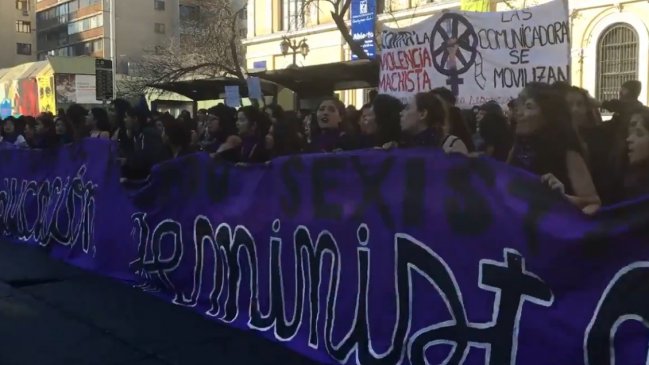 Marcha feminista: Estudiantes de la U. de Chile entregan petitorio al rector Vivaldi