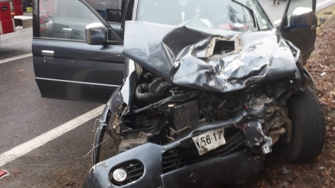Seis personas lesionadas dejó choque entre minibús y un auto en Región del Maule