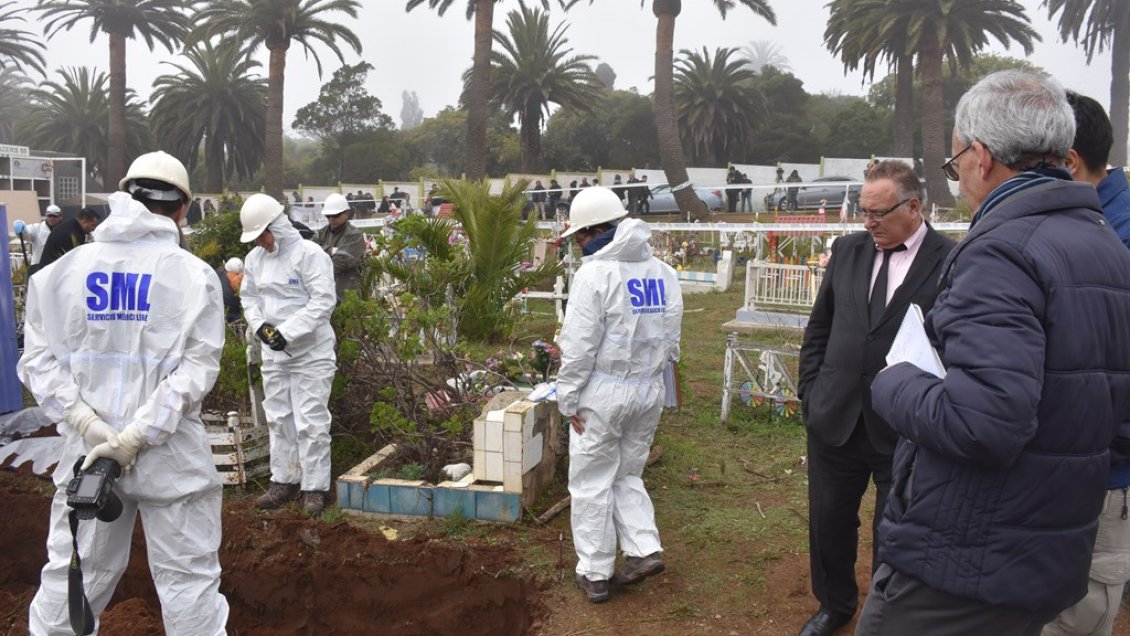 Valparaíso: Excavan en Cementerio de Playa Ancha para encontrar restos del sacerdote Miguel Woodward