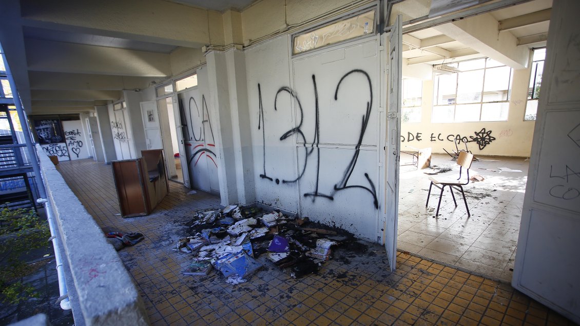 Liceo Amunátegui: Municipio reubicará a profesores y 