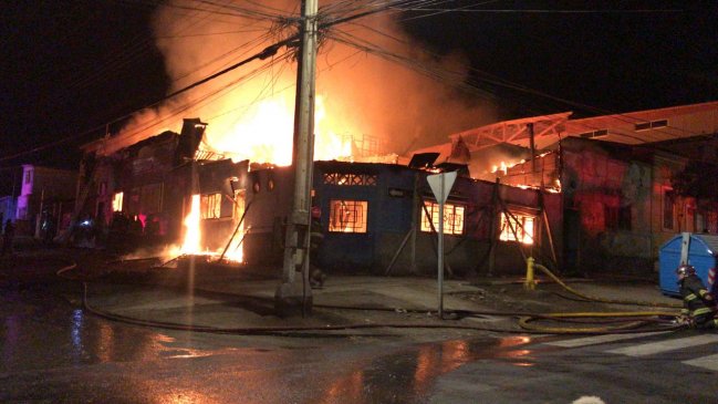 Incendió afectó de madrugada a tres viviendas de Tocopilla