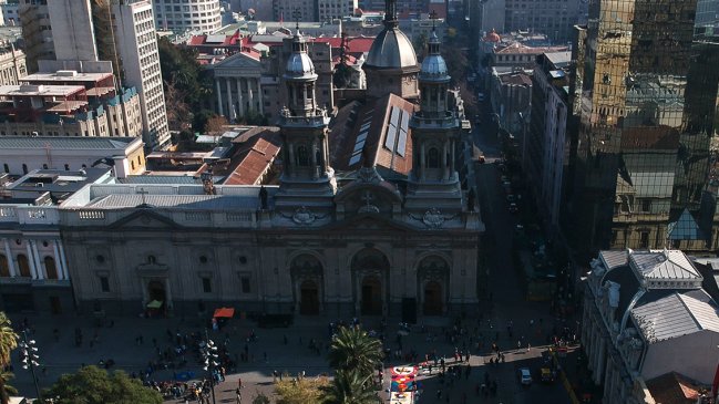 Arzobispado de Santiago suspendió a párroco tras denuncia de abusos