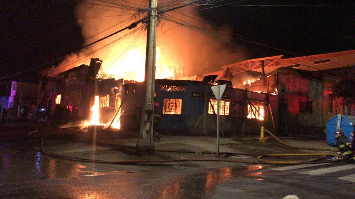 Incendió afectó de madrugada a tres viviendas de Tocopilla