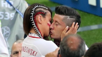 Robert Lewandowski buscó el consuelo de su señora tras derrota de Polonia con Senegal