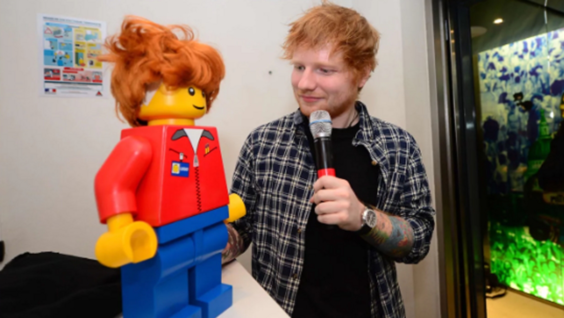 Ed Sheeran dona una cabeza de Lego hecha por él para subasta benéfica