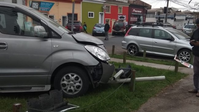 Con una lesionada y un semáforo en el suelo terminó colisión en el centro de Iquique