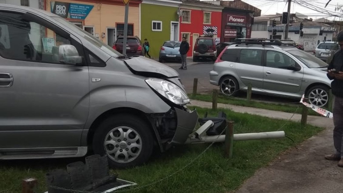 Con una lesionada y un semáforo en el suelo terminó colisión en el centro de Iquique