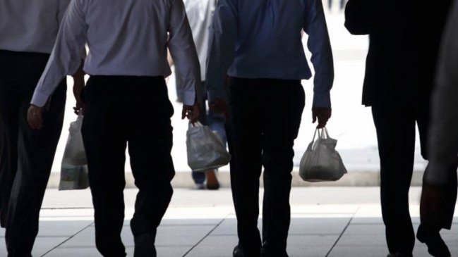 Empleado japonés fue castigado por salir a almorzar tres minutos antes