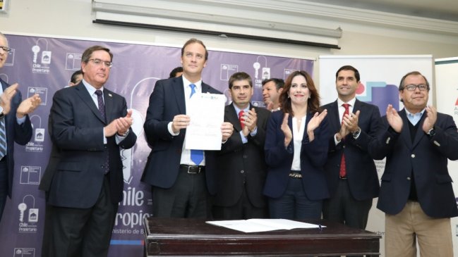 Gobierno y municipios firman acuerdo para terminar con loteos irregulares