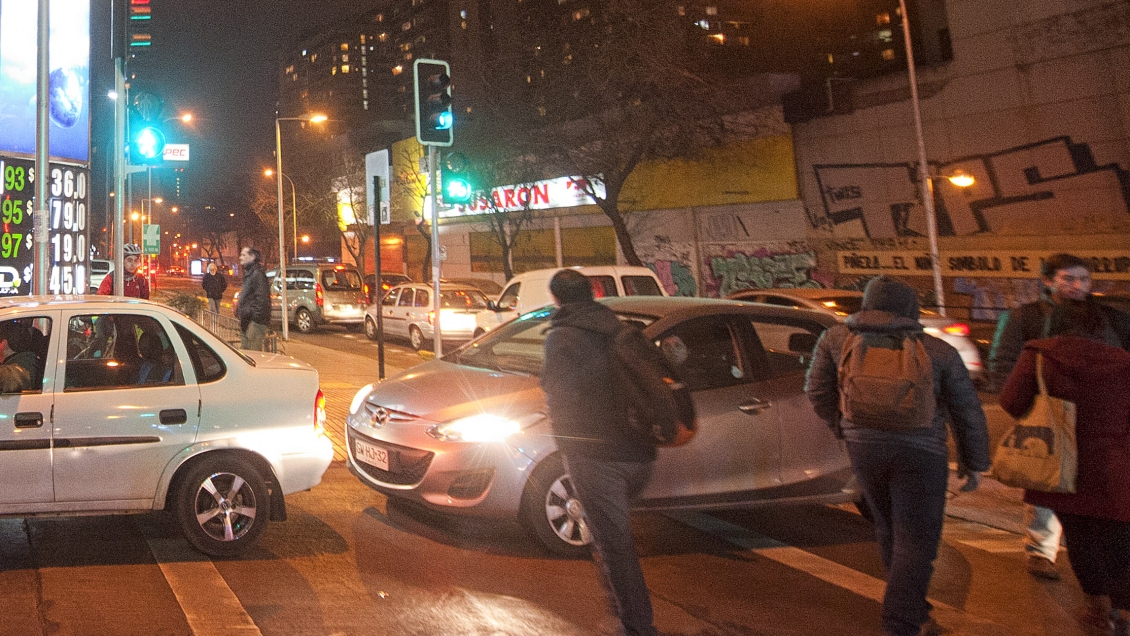 Semáforos de Santiago acortan las luces rojas nocturnas para disminuir los asaltos