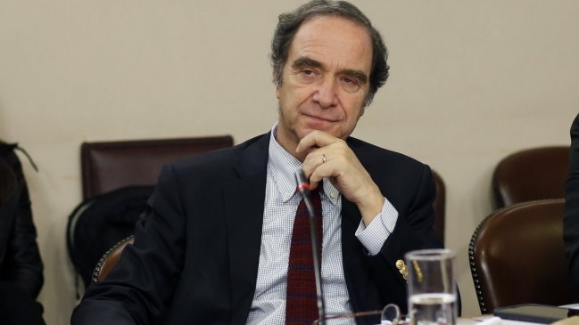 Ministro Larraín emplazó a notarios a colaborar en inminente reforma
