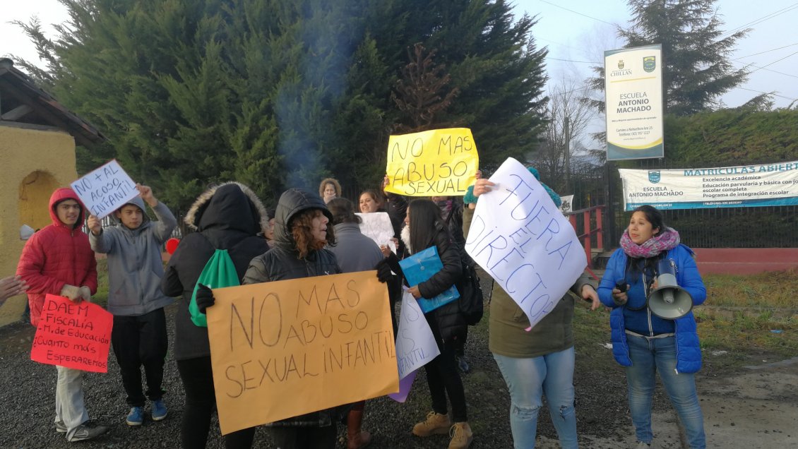 Chillán: Apoderados se toman escuela tras denuncia contra profesor por abusos