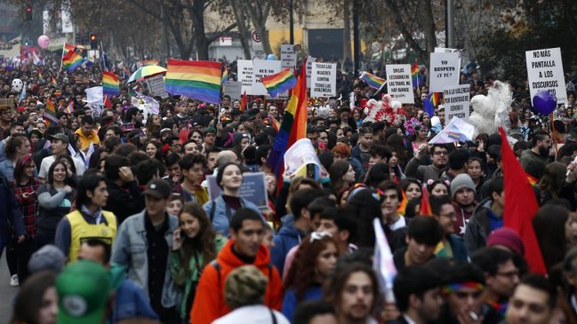 Cerca de 80 mil personas asistieron a la Marcha del Orgullo en Santiago