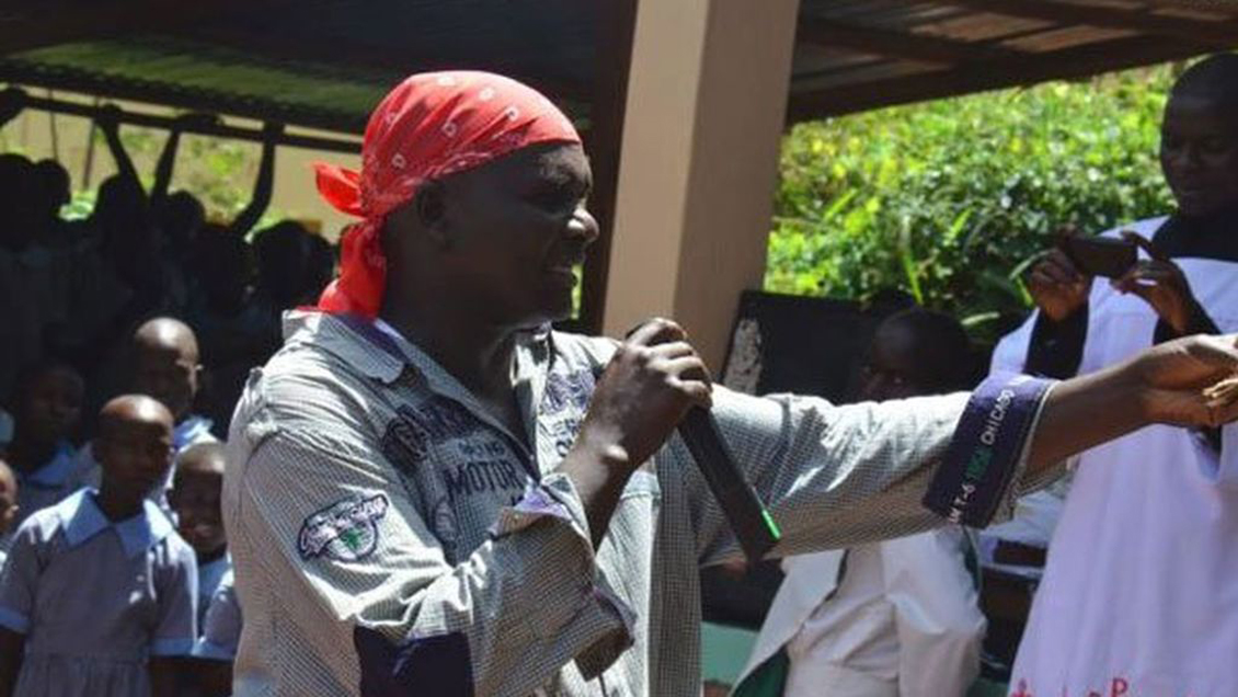 Suspendido un cura en Kenia por predicar el Evangelio a ritmo de rap