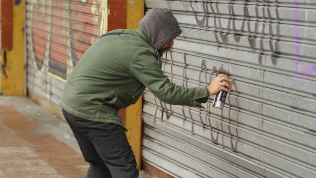 Diputados RN pretenden aumentar multas por rayados en muros y por orinar en la calle