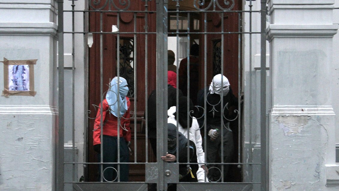 Apoderados de colegios emblemáticos se cuadran con autoridades tras actos violentos