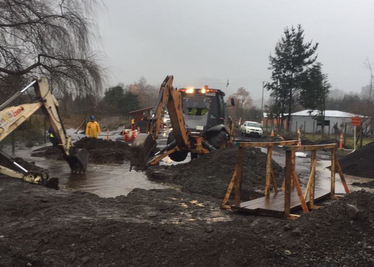 Los Ríos: Lluvia generó socavón en la ruta que une Coñaripe y Liquiñe