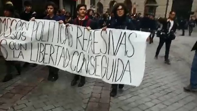Secundarios realizan marcha no autorizada en Santiago