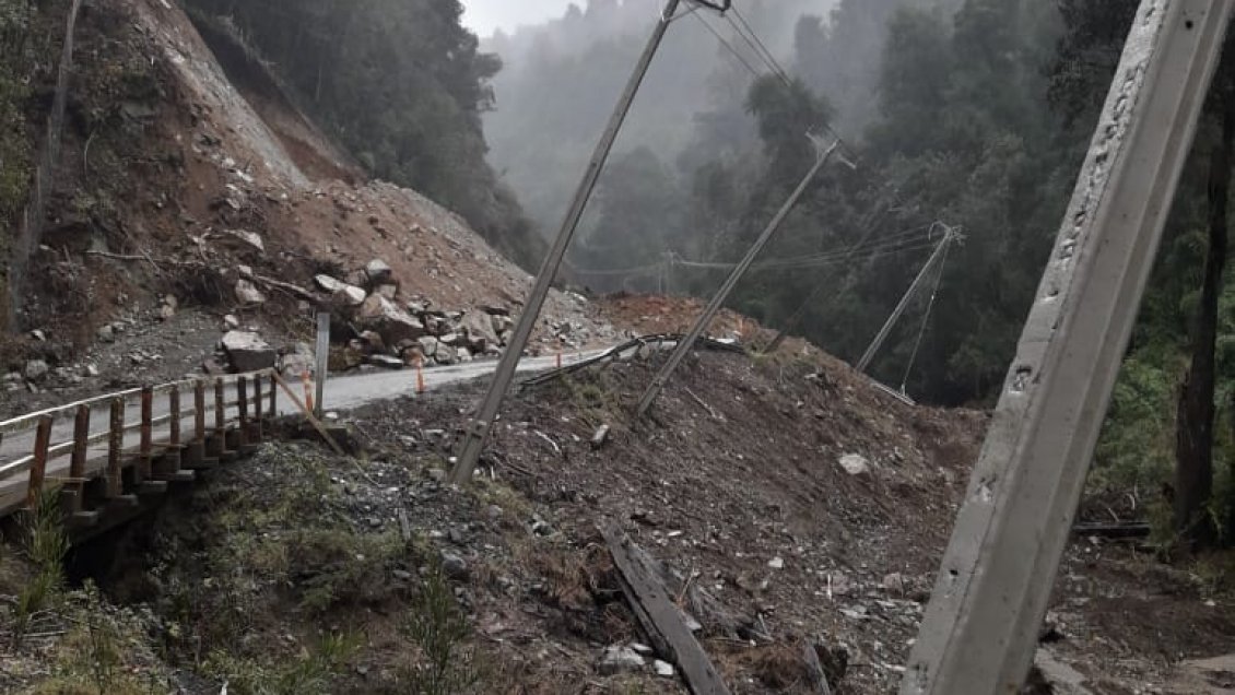 Derrumbe generó nuevo corte en la ruta que une Liquiñe y Coñaripe