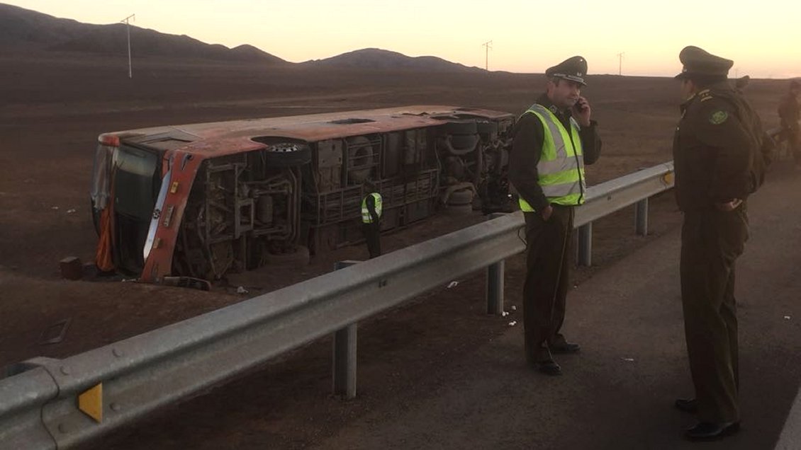 Fatal volcamiento de bus en Ruta 5 Norte: Hay un muerto y 24 heridos