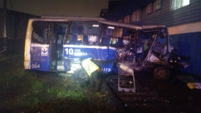 Al menos 15 lesionados por colisión entre tren y micro en Talcahuano