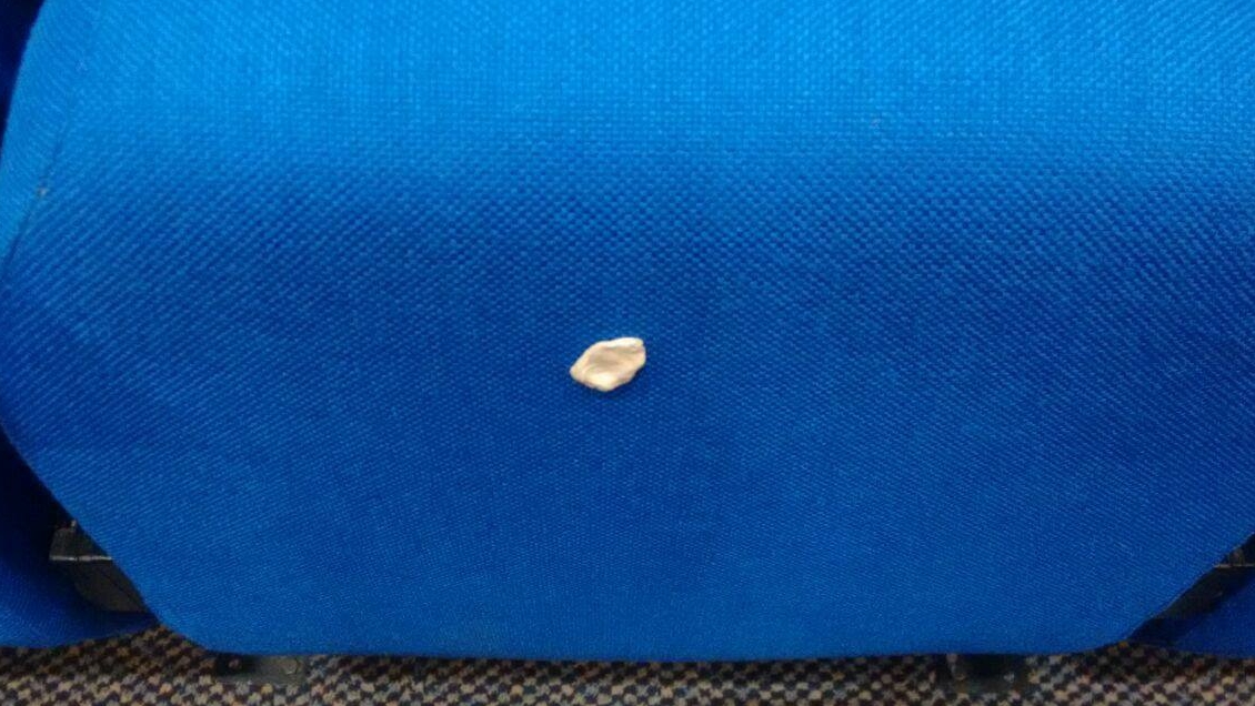 Niño pegó un chicle en un teatro en Quillota y se 