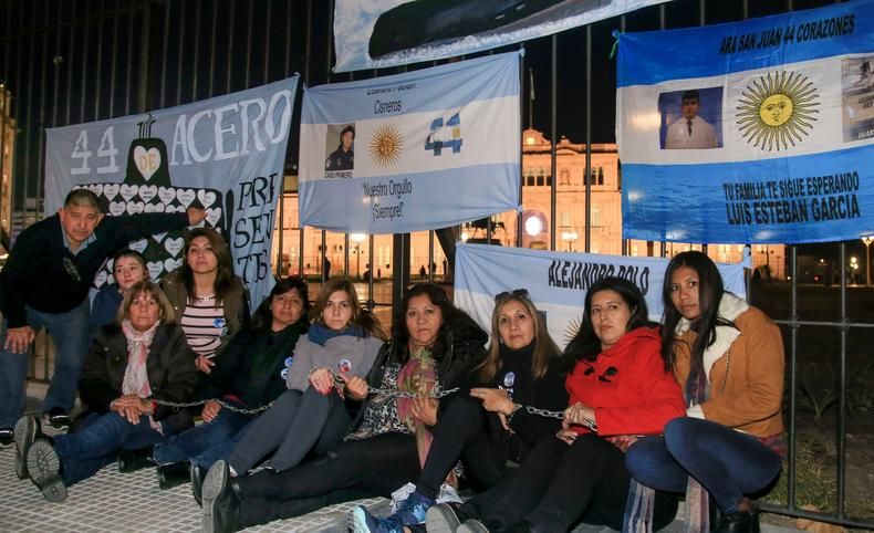 Familiares de los tripulantes del ARA San Juan se encadenaron a la Casa Rosada