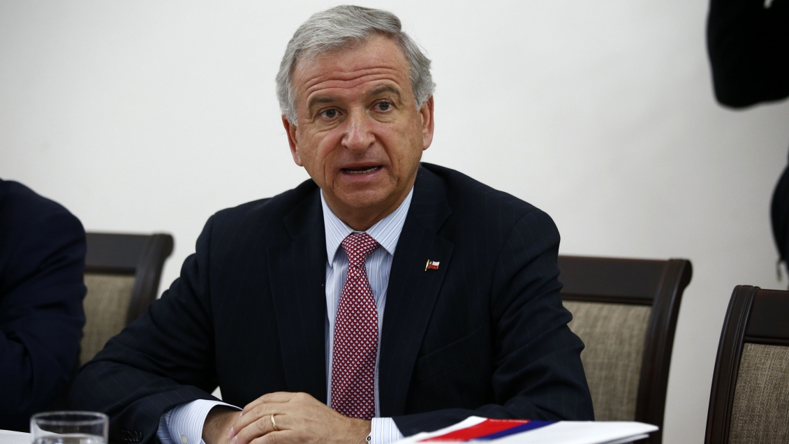 Ministro Larraín dejó abierta la puerta a bajar impuestos en el futuro
