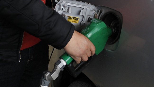 Bencinas registrarán una leve baja a partir de este jueves