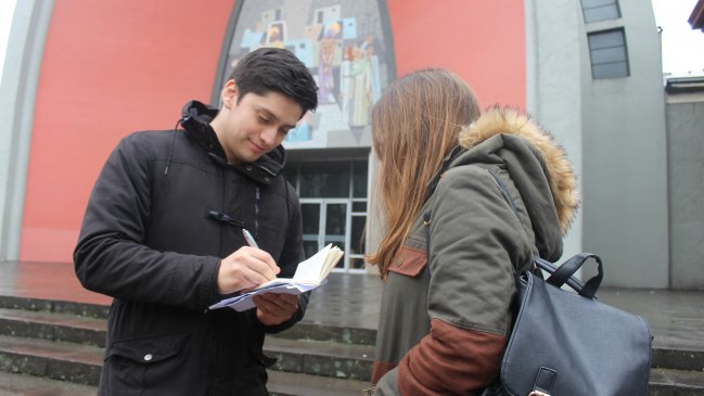 Chillán: Universitario ofrece clases gratuitas en pleno centro