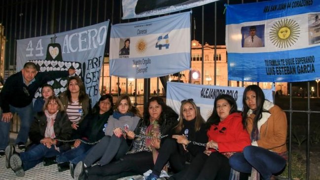 Familiares de los tripulantes del ARA San Juan se encadenaron a la Casa Rosada